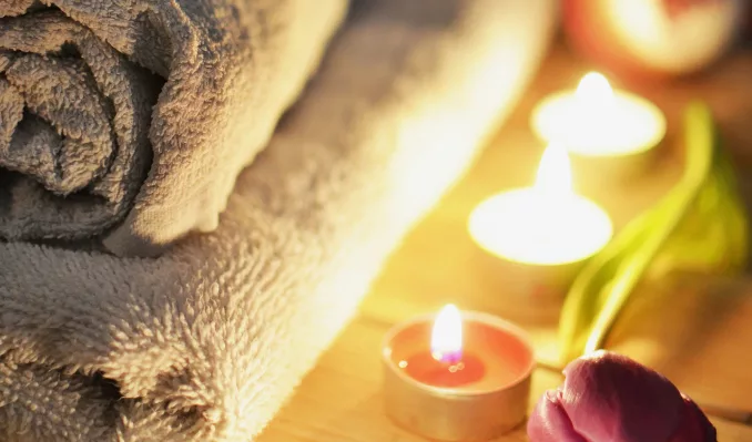 Massage signature « Au bout des sens » sur table, soin thérapeutique en profondeur