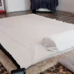 4 haut-parleurs aux 4 coins du futon