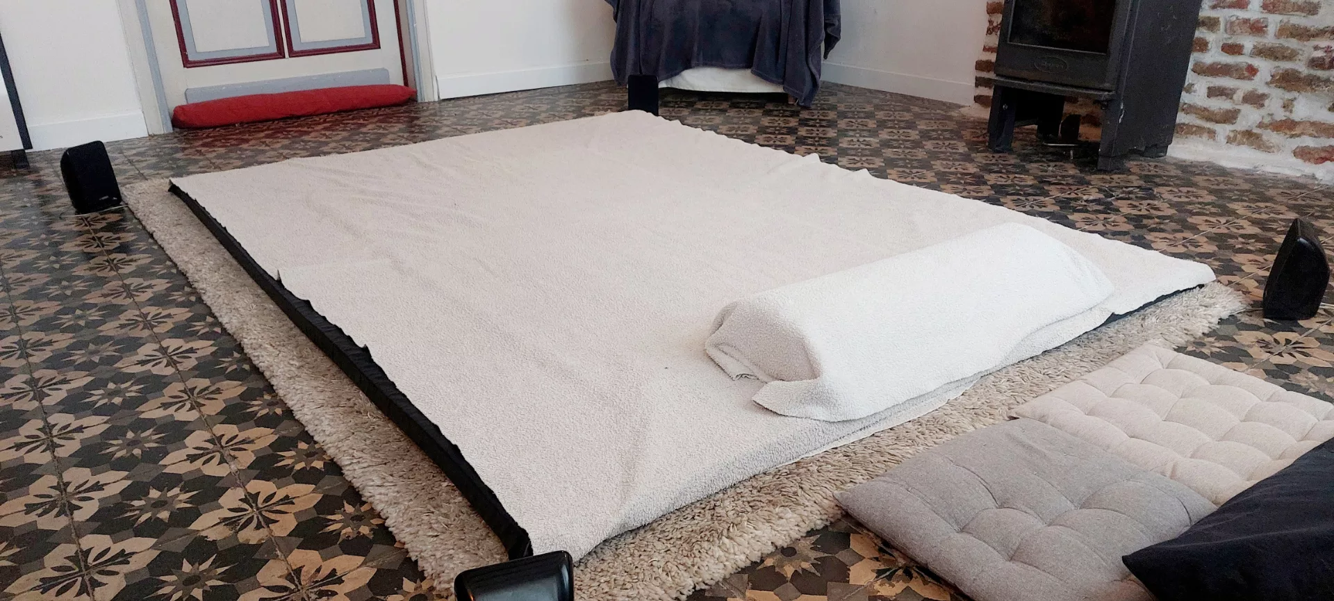 4 haut-parleurs aux 4 coins du futon